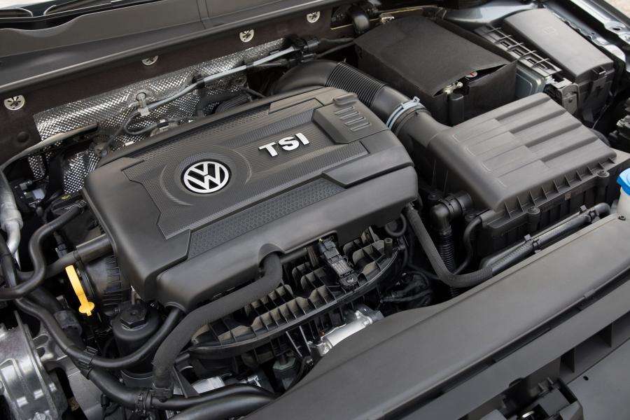Моторный отсек Volkswagen Golf TSI SportWagen 4Motion (Typ 5G) 2017 года  (NA) (фото 5 из 10)